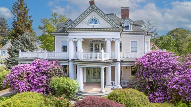 Exterior, Facade, Queen Anne Victorian