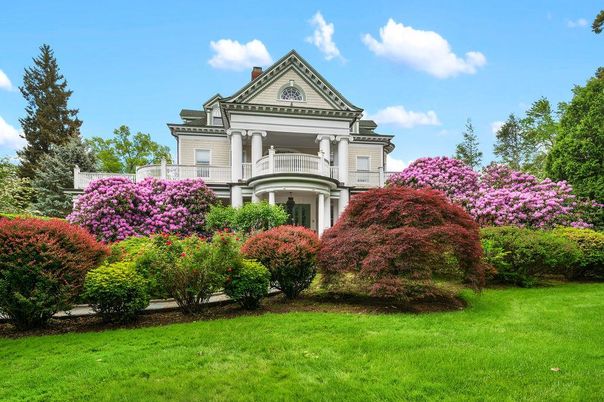 Backyard, Exterior, Facade, Queen Anne Victorian