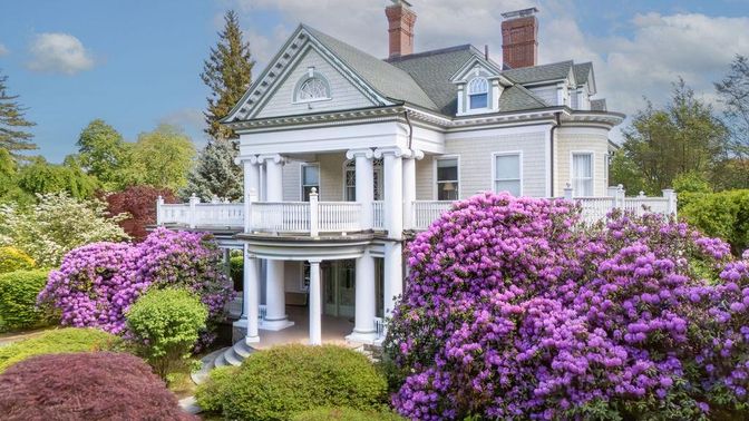 Exterior, Facade, Queen Anne Victorian