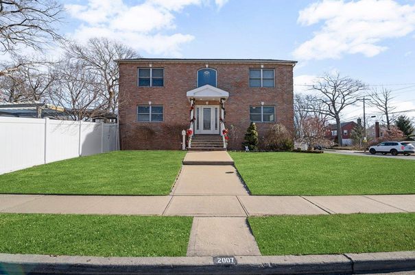 Exterior, Facade, Brick Facade, Georgian