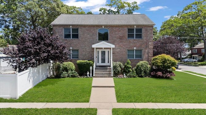 Exterior, Facade, Brick Facade, Georgian