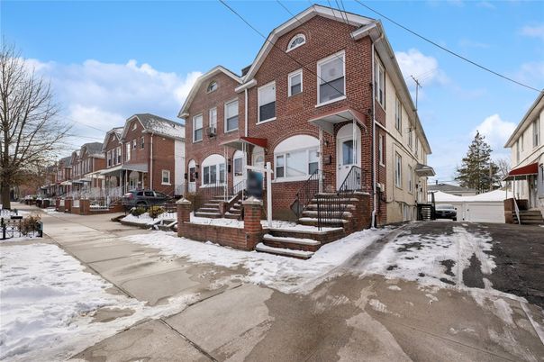Exterior, Facade, Brick Facade, Rowhouse