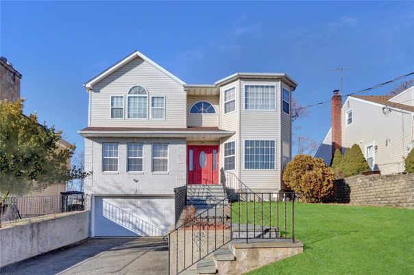 Attached, Exterior, Facade, Queen Anne Victorian