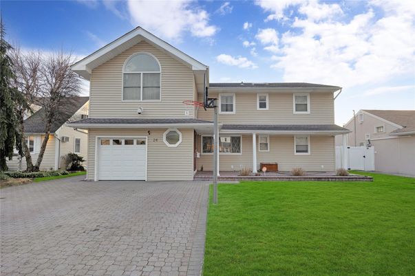 Attached, Exterior, Facade, Farmhouse