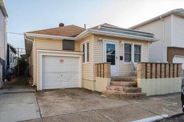Attached, Exterior, Facade, American Foursquare