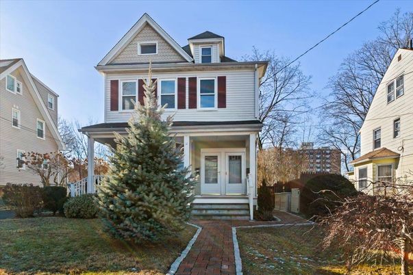 Exterior, Facade, American Foursquare
