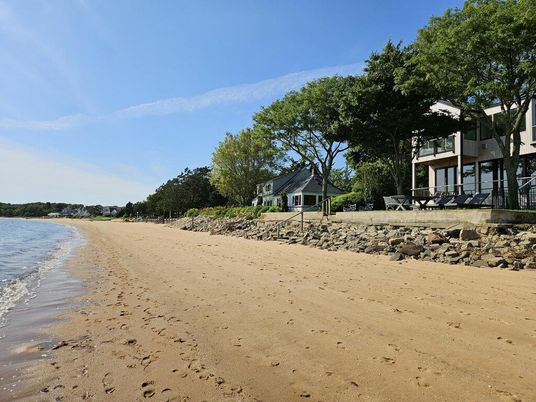 Exterior, Lake