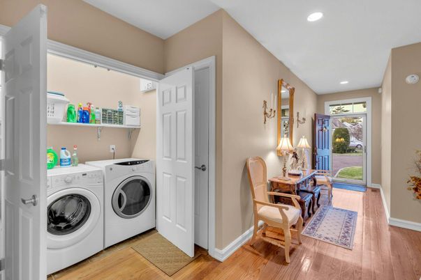 Interior, Recessed Lighting, Washer, Wood Texture Flooring