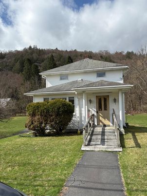 Exterior, Facade, American Foursquare