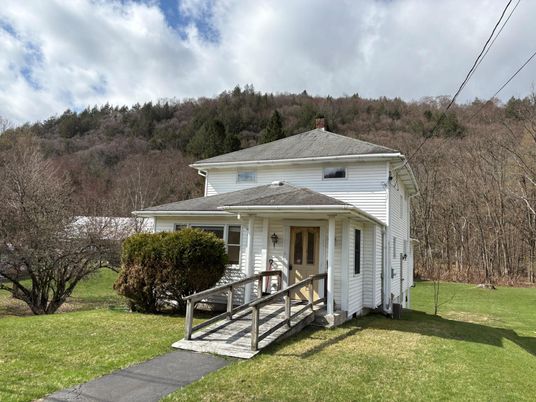 Backyard, Exterior, Facade, American Foursquare