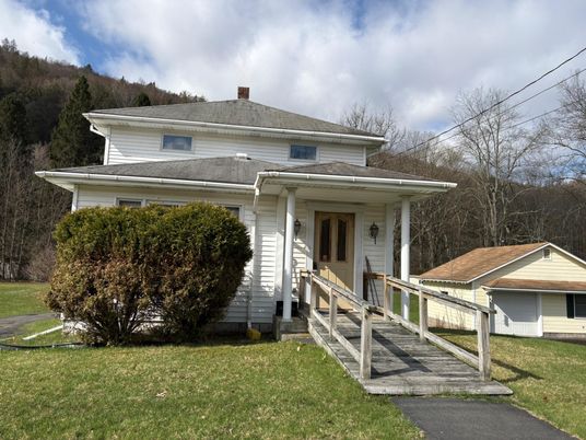 Exterior, Facade, American Foursquare