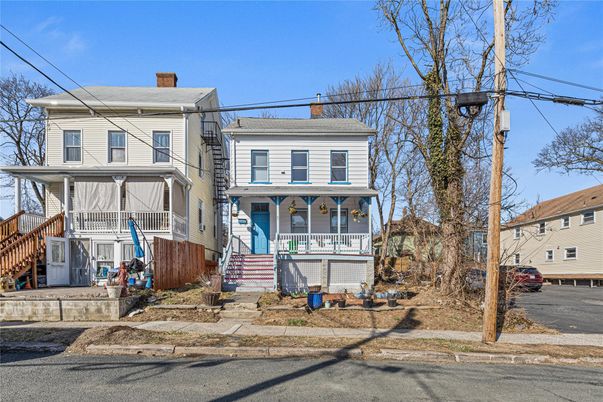 Exterior, Facade, American Foursquare