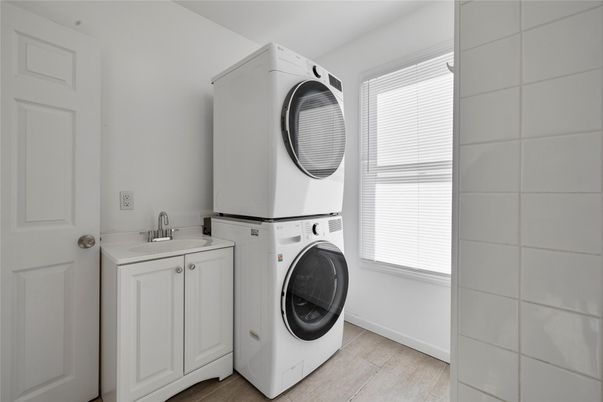 Interior, Washer, Wood Texture Flooring