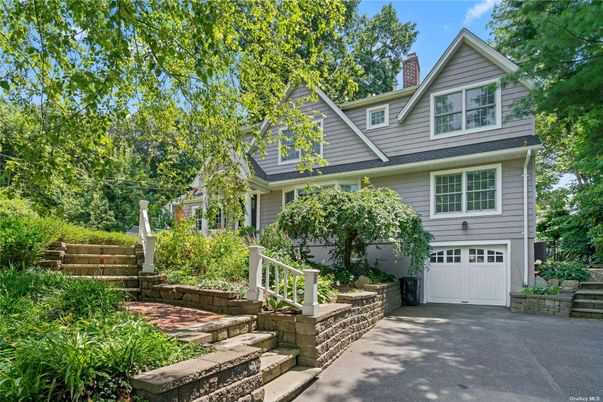Attached, Exterior, Facade, Queen Anne Victorian