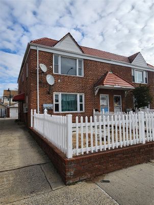 Exterior, Facade, Brick Facade, Rowhouse