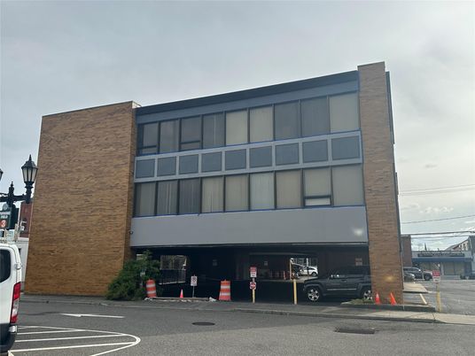 Exterior, Facade, Modern