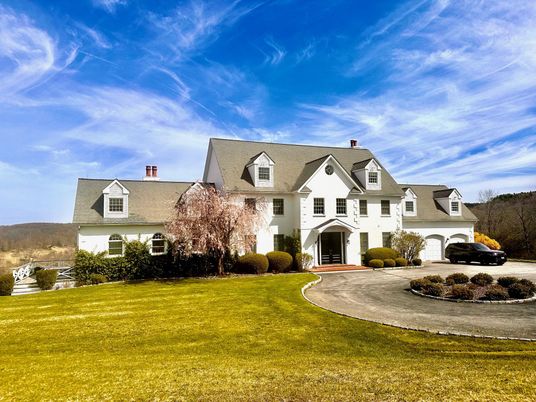 Attached, Exterior, Facade, Farmhouse