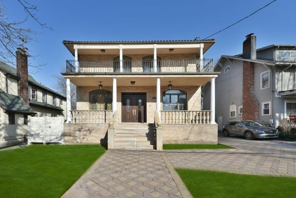 Exterior, Facade, American Foursquare