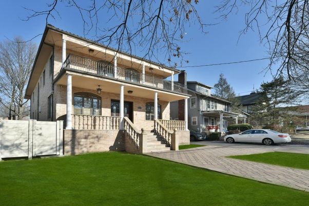 Exterior, Facade, Modern