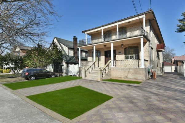 Exterior, Facade, American Foursquare