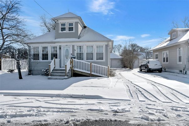 Exterior, Facade, Cape Cod