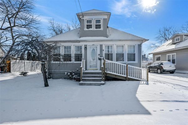 Exterior, Facade, American Foursquare