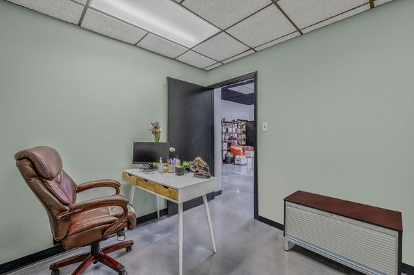 Home Office, Interior