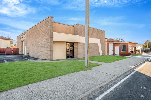 Backyard, Exterior, Facade, Brick Facade, Modern