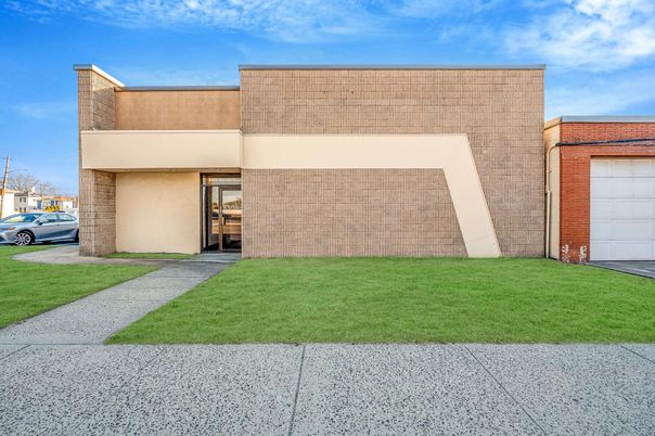 Attached, Backyard, Exterior, Facade, Brick Facade, Modern