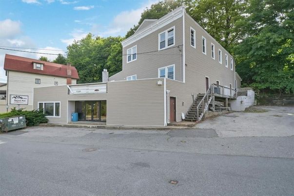 Exterior, Facade, Rowhouse
