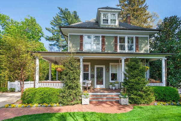 Exterior, Facade, American Foursquare