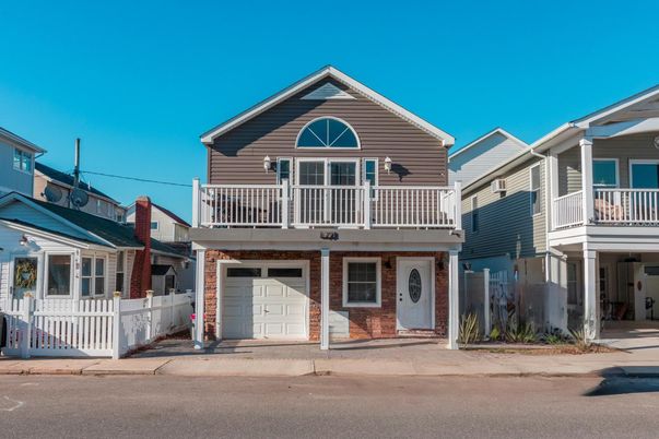 Attached, Exterior, Facade, Brick Facade, Queen Anne Victorian
