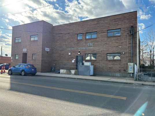 Exterior, Facade, Brick Facade, Rowhouse