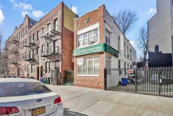 Exterior, Facade, Brick Facade, Rowhouse