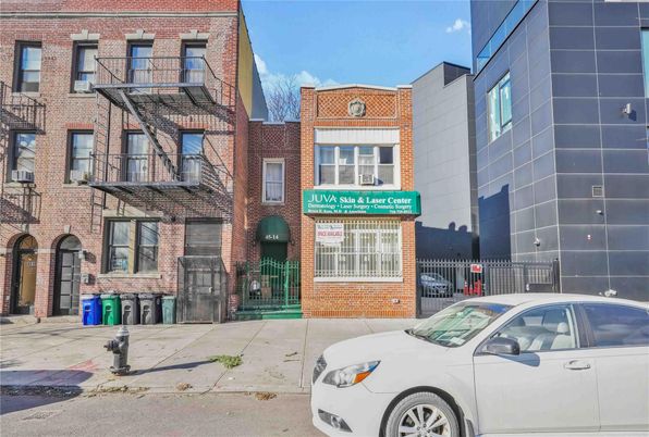 Exterior, Facade, Brick Facade, Rowhouse