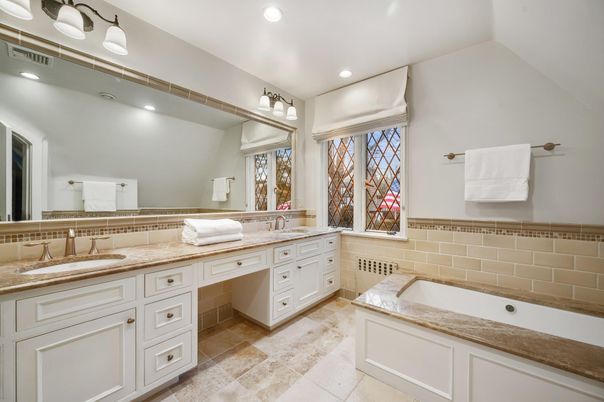 Bathroom, Dual Sink Vanities, Interior, Recessed Lighting