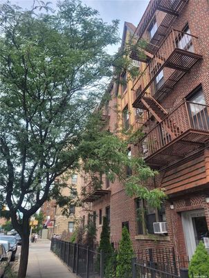 Exterior, Facade, Brick Facade, Rowhouse