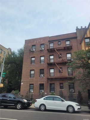 Exterior, Facade, Brick Facade, Rowhouse