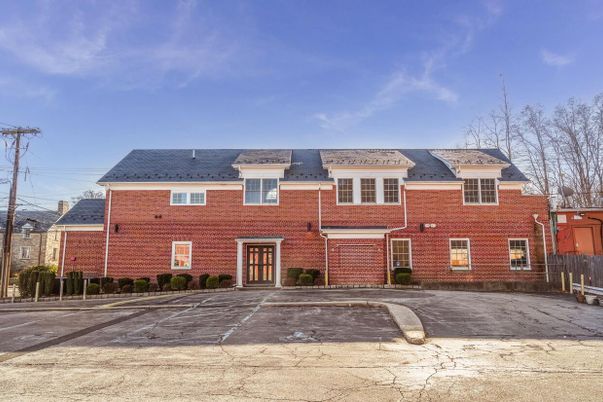 Exterior, Facade, Brick Facade, Georgian