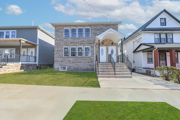Exterior, Facade, Queen Anne Victorian