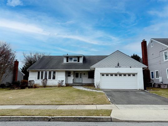 Attached, Exterior, Facade, Cape Cod
