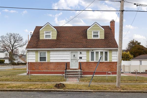 Exterior, Facade, Brick Facade, Cape Cod