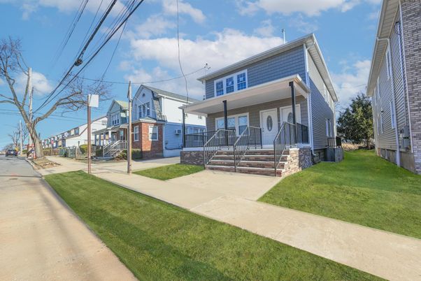 Exterior, Facade, American Foursquare