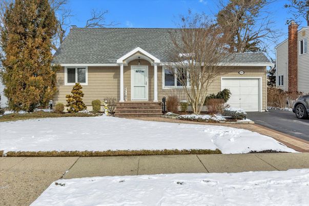 Attached, Exterior, Facade, Cape Cod