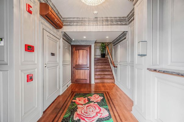 Interior, Recessed Lighting, Wood Texture Flooring
