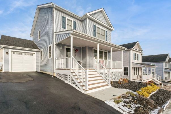 Attached, Exterior, Facade, Queen Anne Victorian