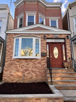 Exterior, Facade, Brick Facade, Rowhouse