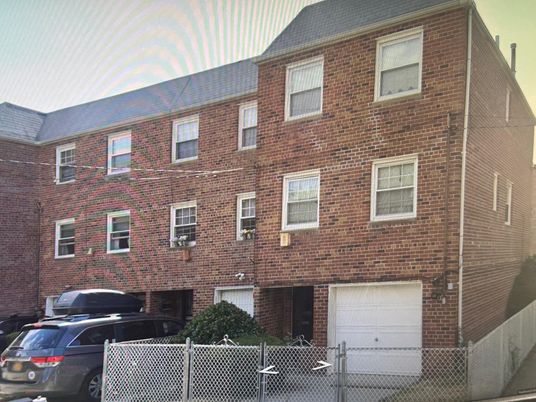 Exterior, Facade, Brick Facade, Rowhouse