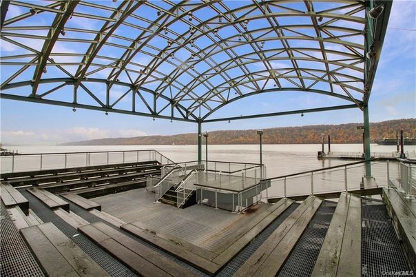 Exterior, Lake