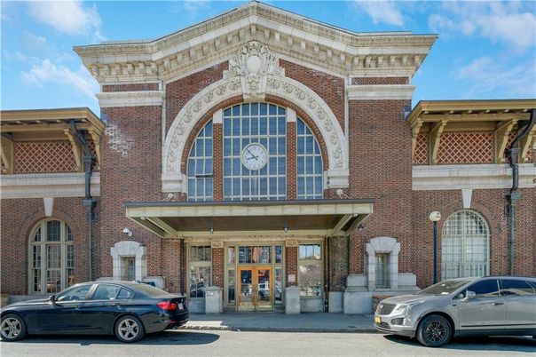 Exterior, Facade, Brick Facade, Rowhouse